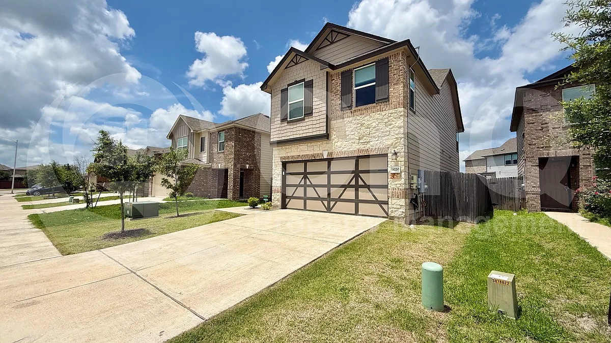 3 bed, 2.5 bath, 2068 sqft, $2,100 — Photo 2