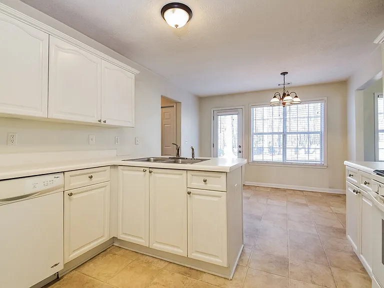 10 Elmwood Dr — Photo 7