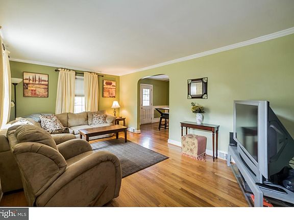4th image of 307 Becker Ave