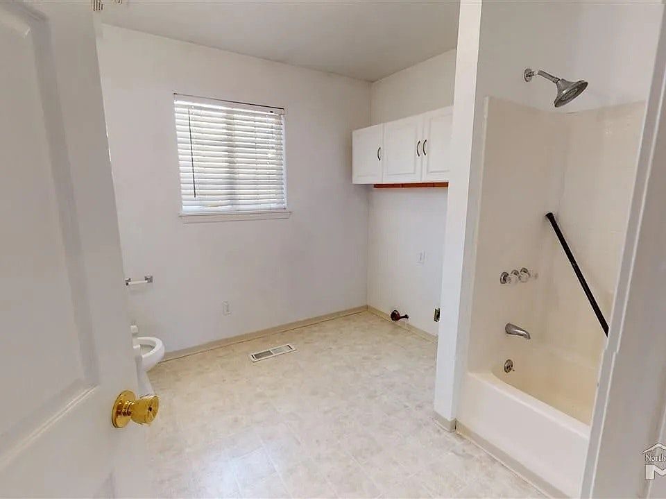 Upper bath and laundry room