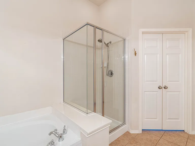 2505 Monroe Dr — Photo 4