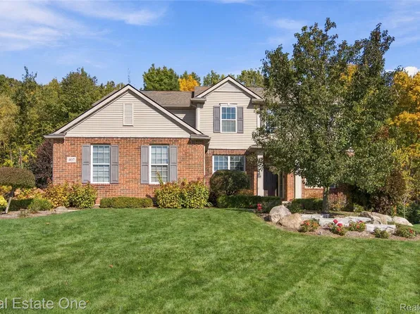 407 Mill House Dr, Oakland, MI 48363