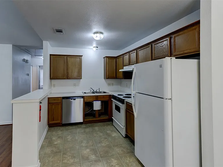 914 Sun Meadow St — Photo 7