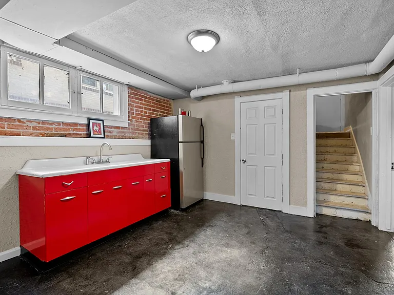 1465 Perry St — Photo 16