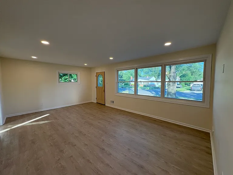 27 Yorktown Rd — Photo 4