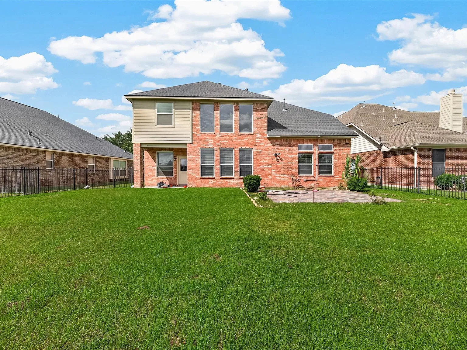 5 bed, 2.5 bath, 2730 sqft, $2,599 — Photo 3