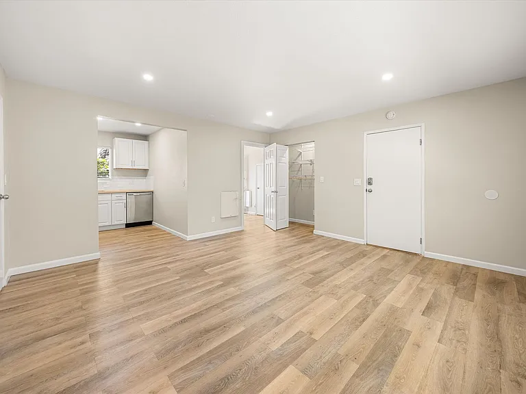 130 S Soledad St — Photo 10