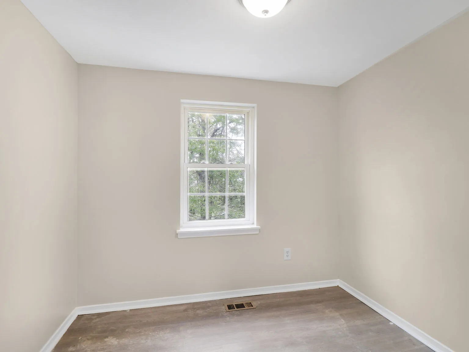 3 bed, 1.5 bath, 1800 sqft, $2,400 — Photo 2