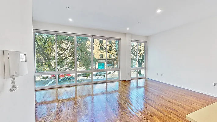 Sold by Bizzarro Agency | media 4