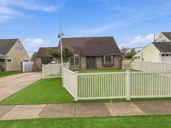 17 Jolly Ln, Levittown, PA 19055