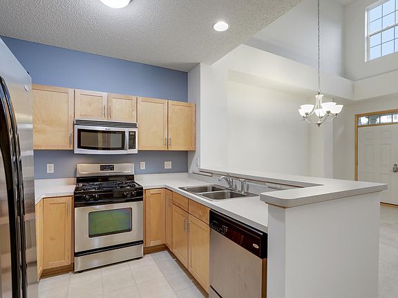 5th image of 1073 Hillvale Ave N