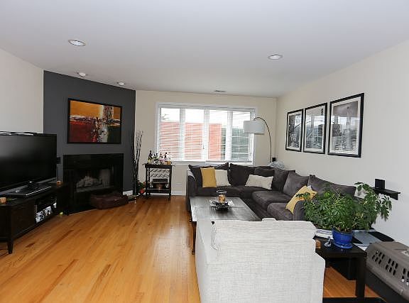 5th image of 3655 N Southport Ave Unit S4