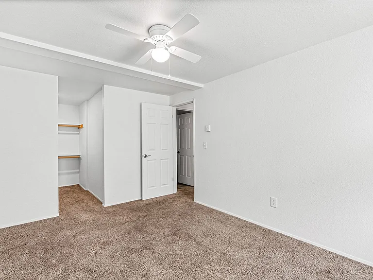 Eastway Circle Apartments — Photo 16
