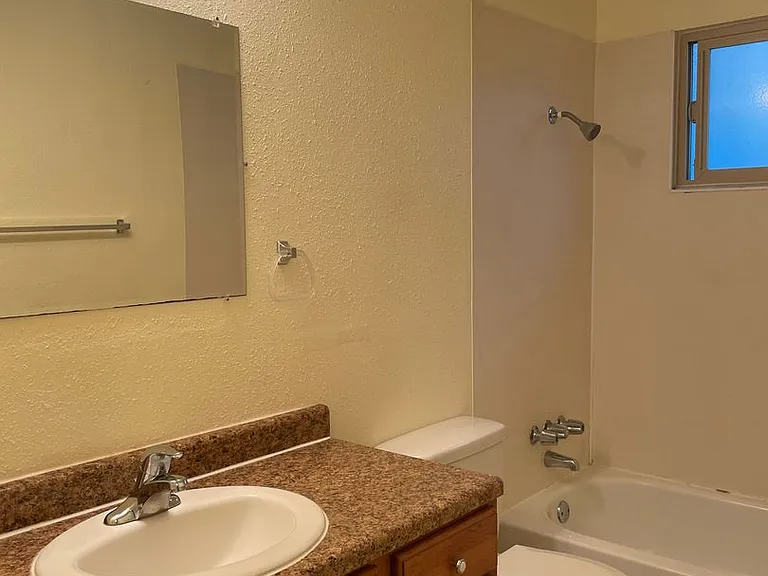 Oxford Court Apartments — Photo 8