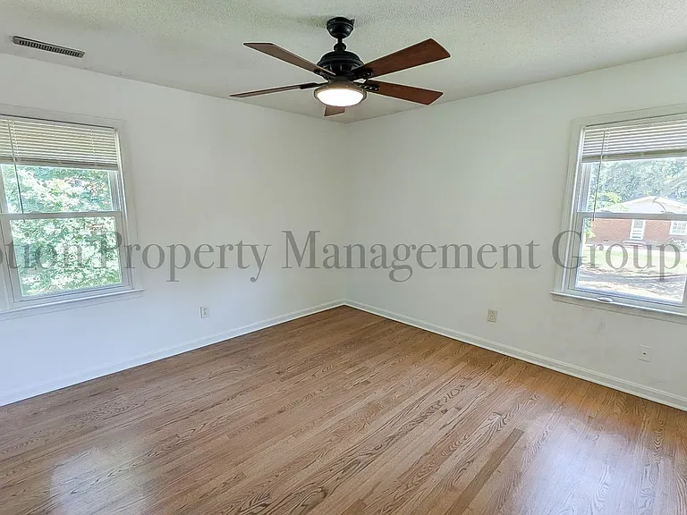 2400 Lawrence Dr — Photo 9