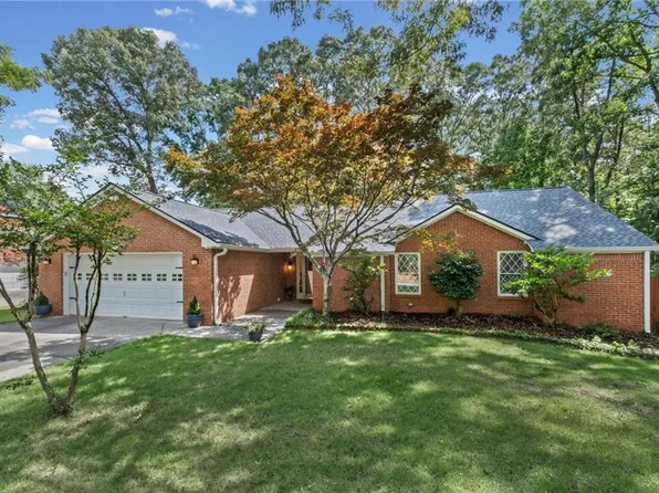 2665 Shadow Pine Dr, Roswell, GA 30076