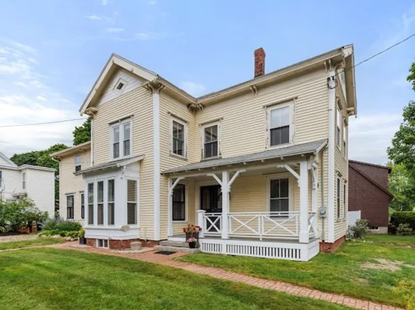 21 Whittier St, Amesbury, MA 01913