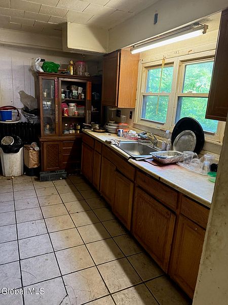 4th image of 281 Sherman Street