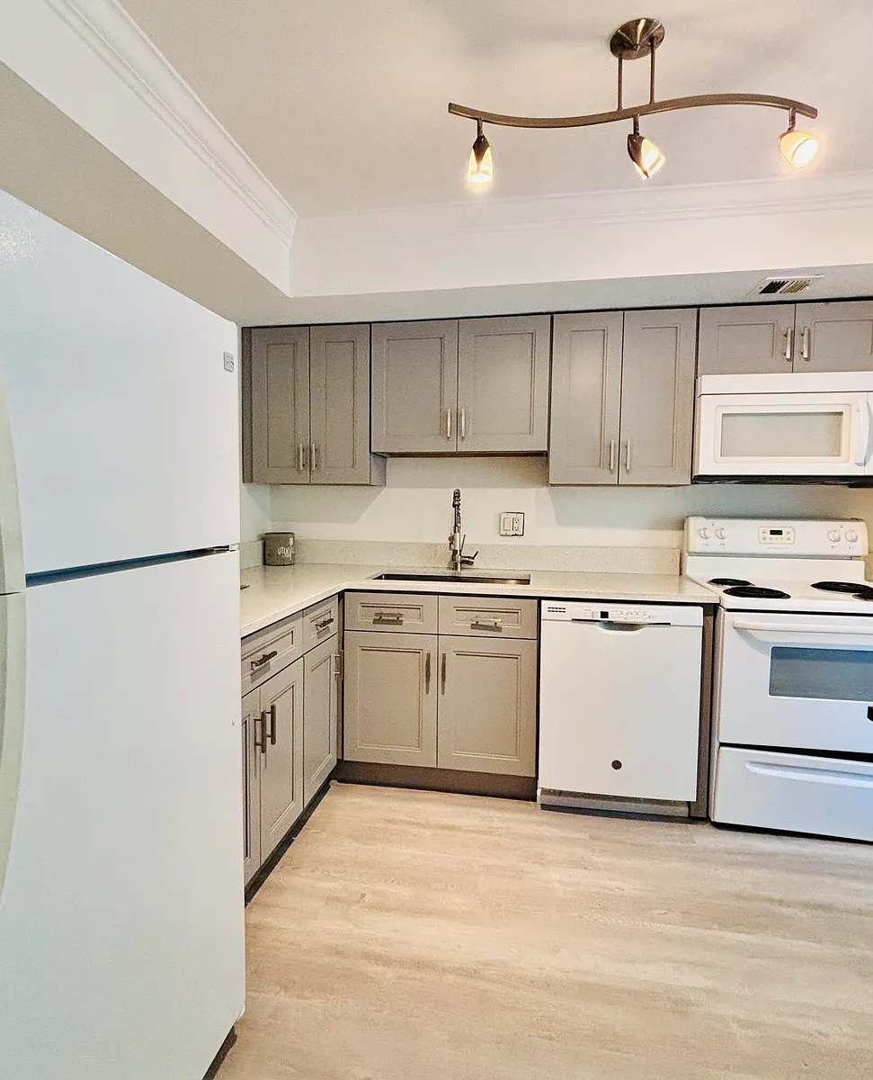 Building Photo - 2900 N Palm Aire Dr #206