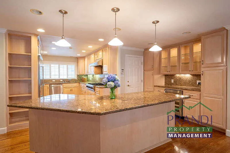 4 bed, 2.0 bath, 1824 sqft, $9,200 — Photo 3