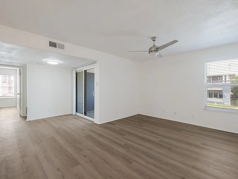 404 E Park Ave #12 — Photo 2