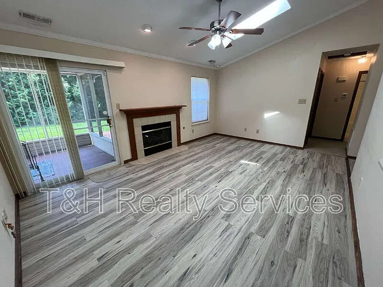 4 Village Pkwy — Photo 2