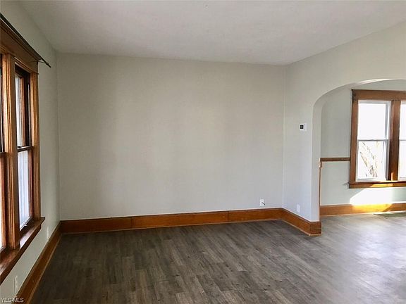 4th image of 137 Harvard Ave