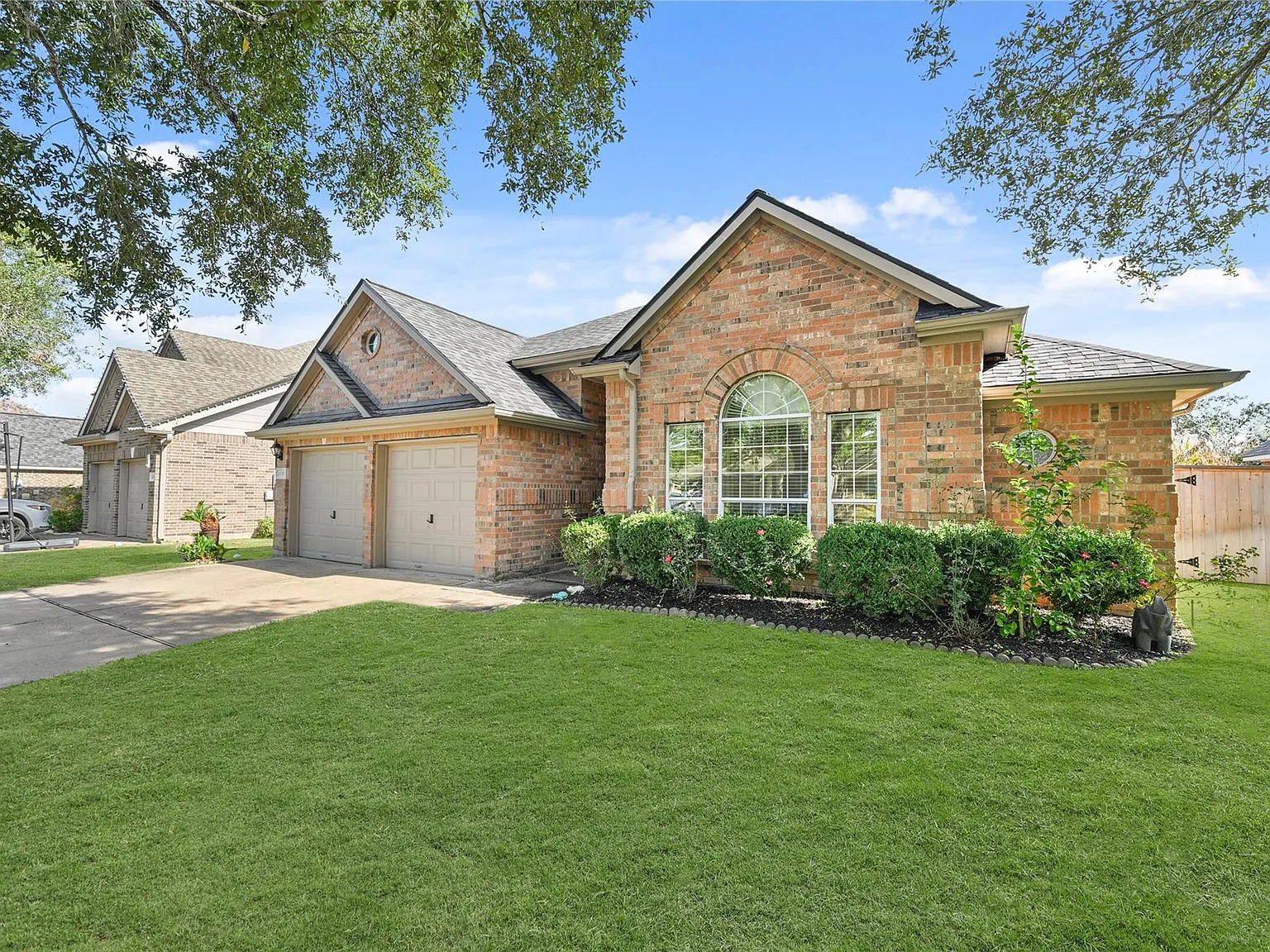 3 bed, 2.0 bath, 2269 sqft, $3,300 — Photo 2