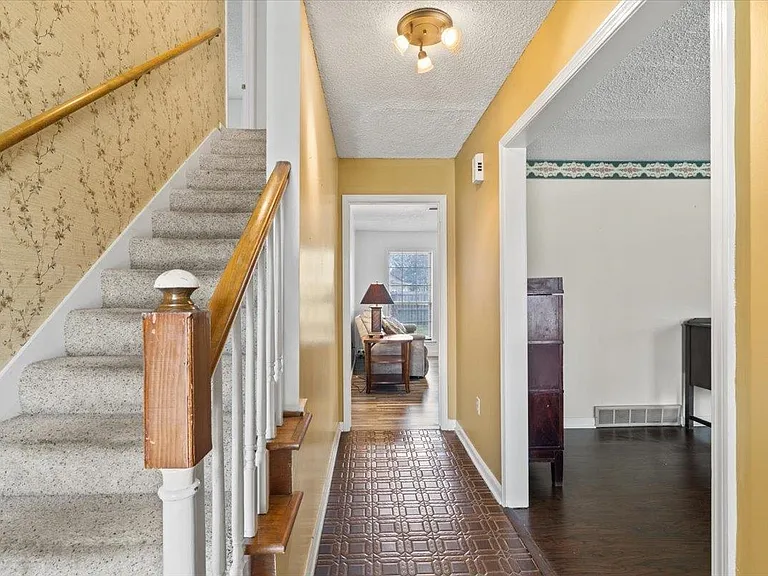 676 Hermitage Trail Dr — Photo 5