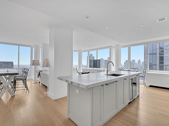 4th image of 389 E 89th St APT 31B
