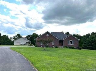 2290 Bridle Trl, Metamora, MI 48455