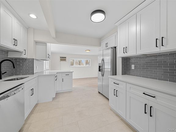 3rd image of 1656 N Gardiner Drive