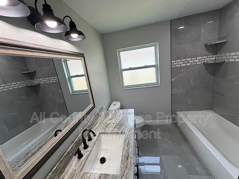 2320 Surrey Ln — Photo 10