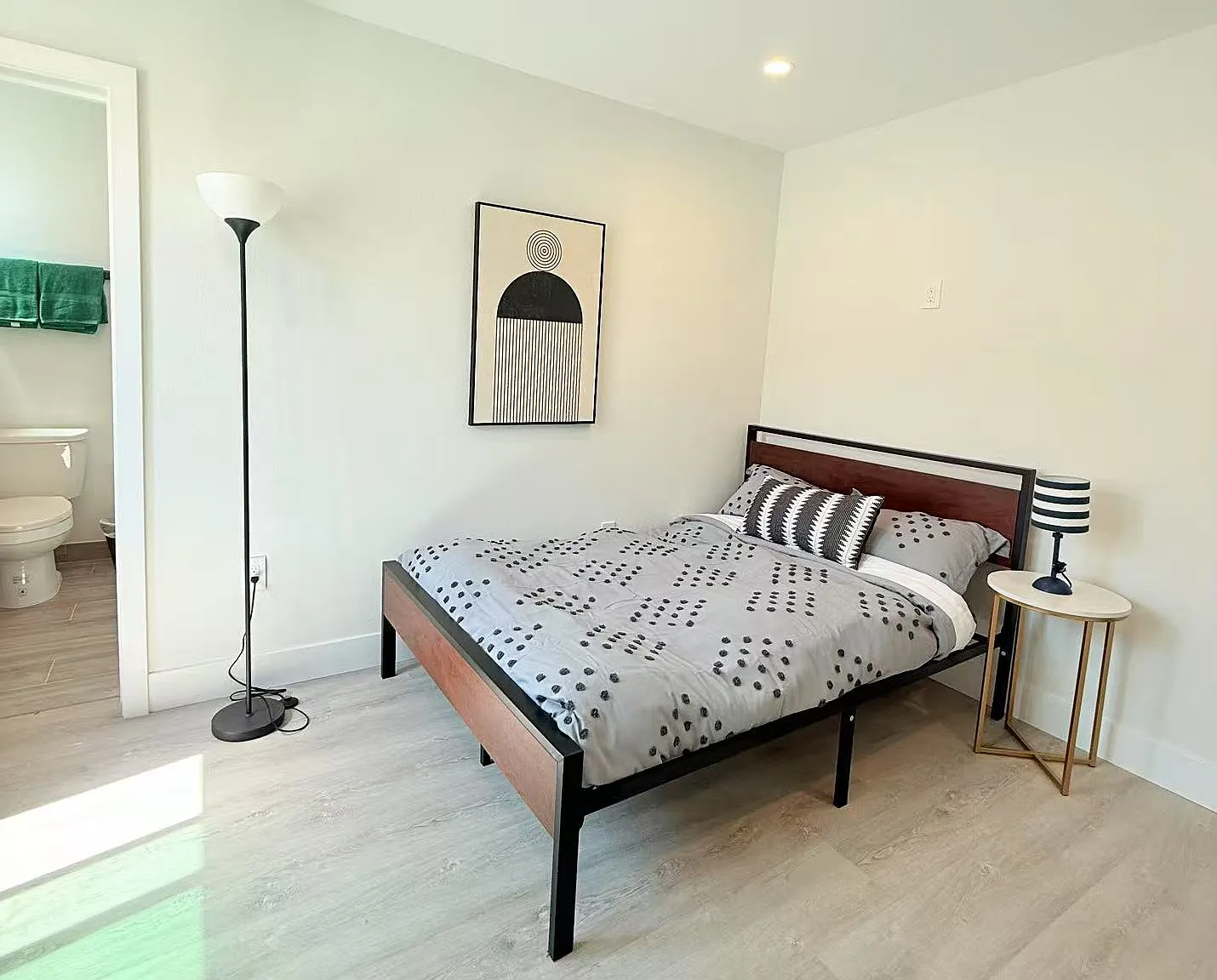 1415 W 35th Pl — Photo 3