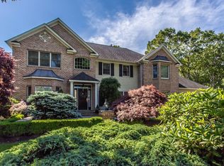24 Woodhollow Rd, Great River, NY 11739