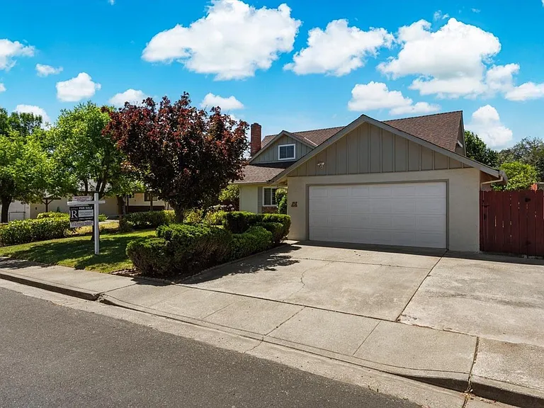 513 San Remo St — Photo 3