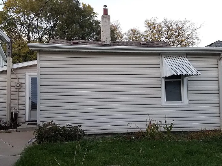 1040 Rose Ave E — Photo 16