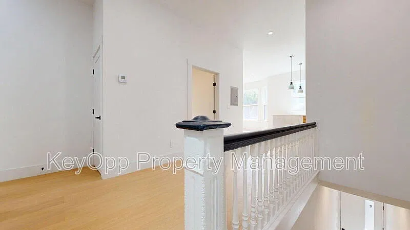 3 bed, 1.0 bath, 1194 sqft, $7,450 — Photo 2