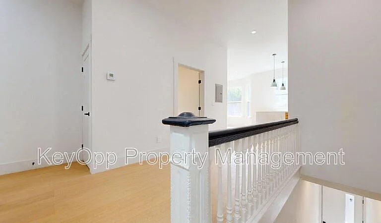 489 Guerrero St — Photo 2