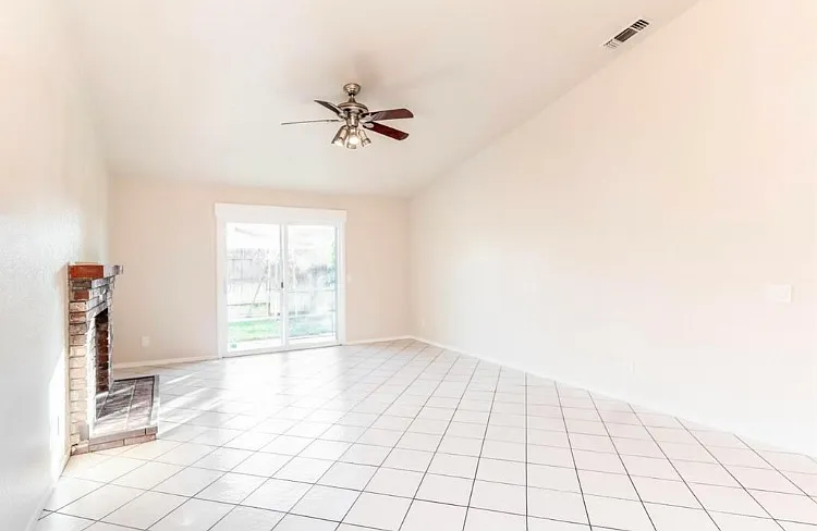 1304 Tyler Ct — Photo 6
