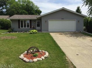 2022 Woodhavens Dr, Bloomington, IL 61701