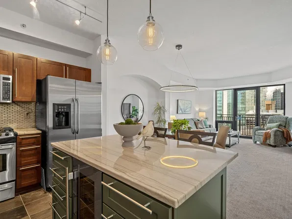 500 E Grant St APT 803, Minneapolis, MN 55404