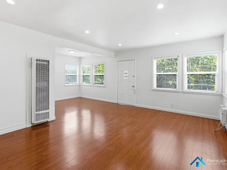 11555 Burbank Blvd #6 — Photo 2