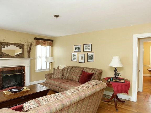 4th image of 212 Barberry Ln