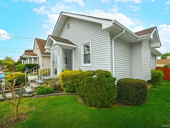 3rd image of 3076 Roxbury Road