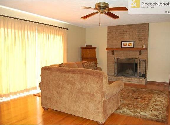 4th image of 8918 Robinson Dr