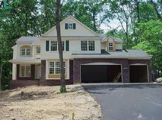 2500 Notingham Ct, White Lake, MI 48383