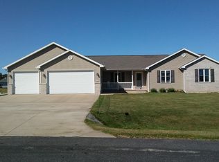 W8918 Madeline Ln, Hortonville, WI 54944