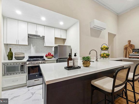 3rd image of 1528 Pine St APT 2F