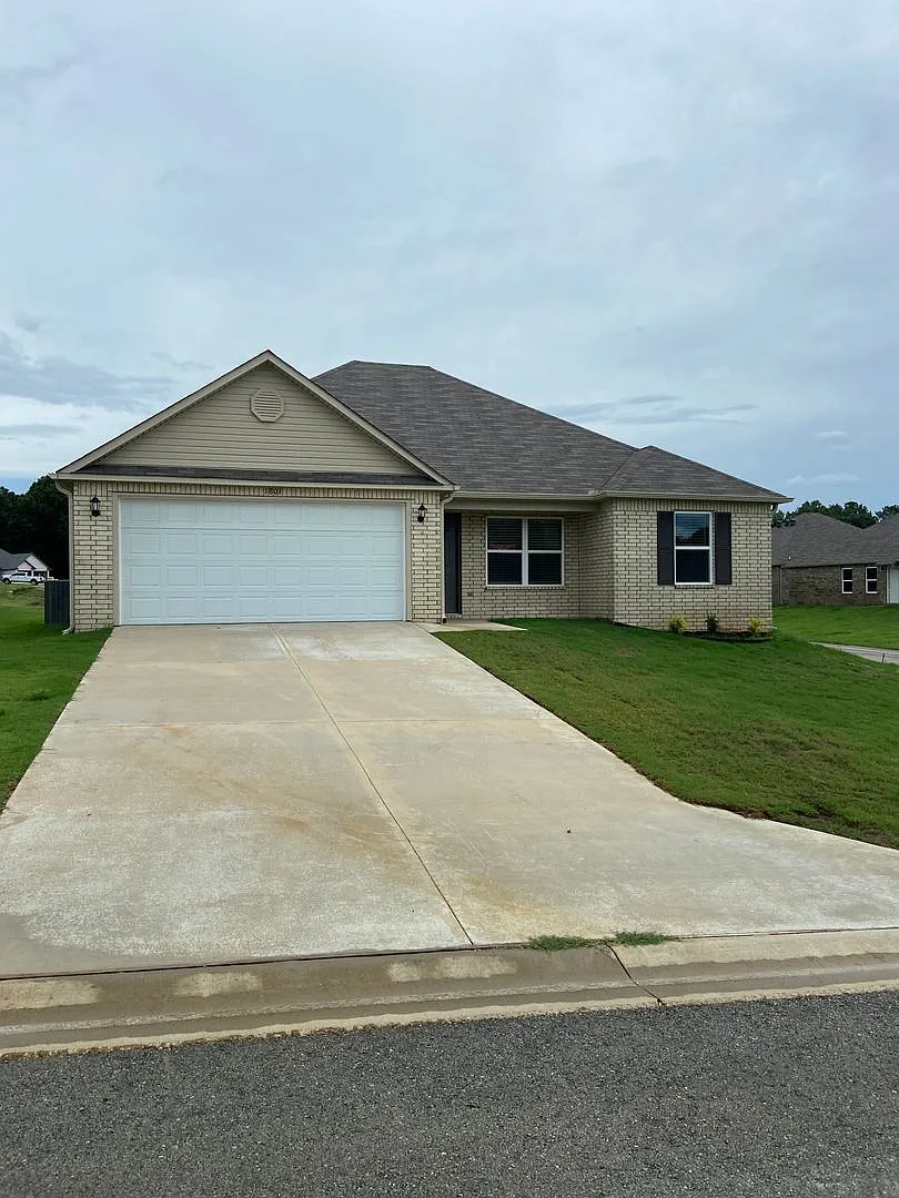 Pre-Leasing Now! Spacious 4-Bedroom, 2-Bath Home with a Large Backyard Patio in Fairview Haven — Photo 3